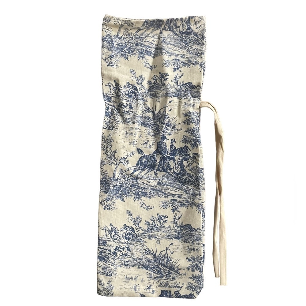 Chinoiserie Blue & White Wine Bag Personalized With a “W” - Picture 3 of 3
